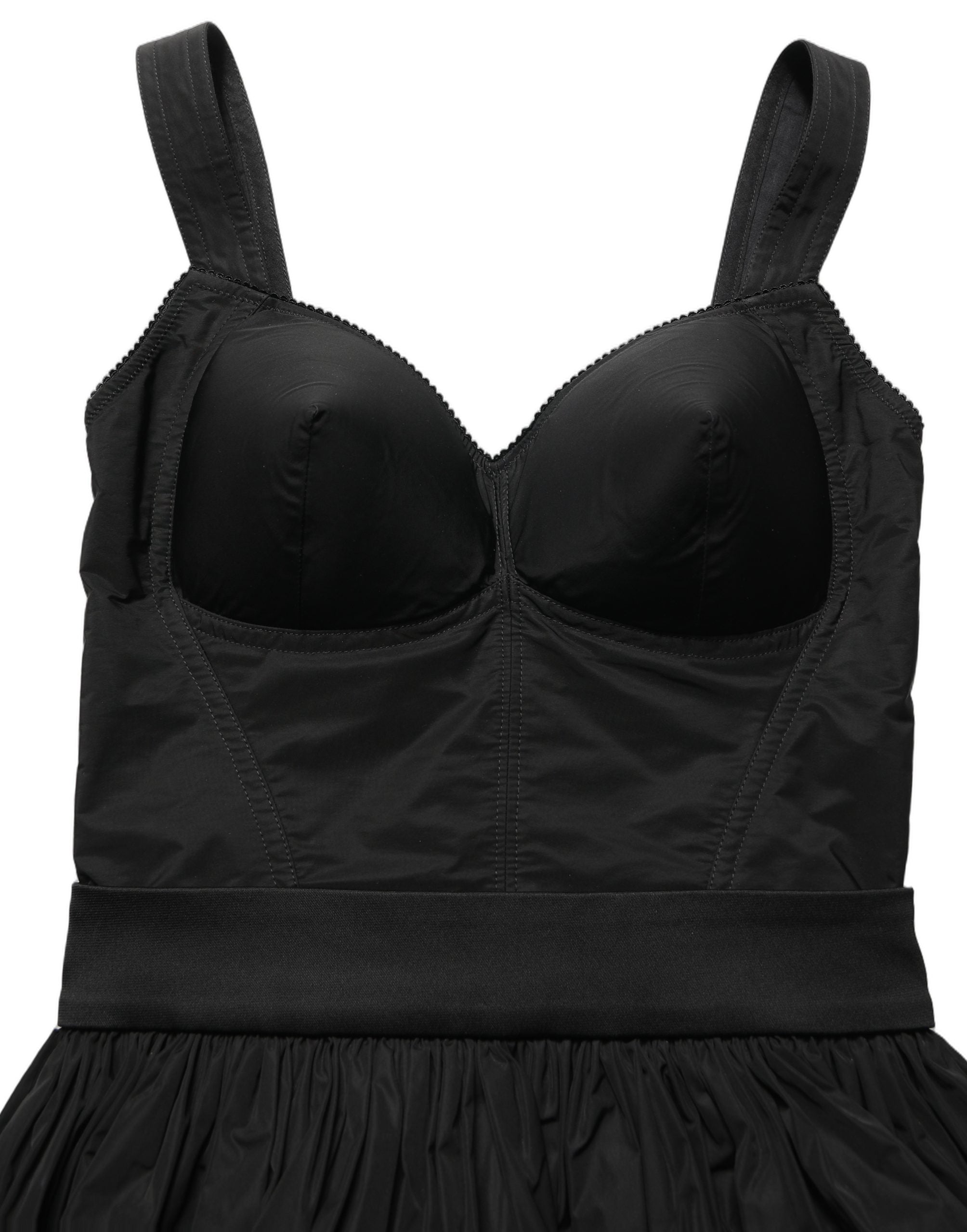 Robe courte en nylon noir sans manches de style trapèze de Dolce & Gabbana, silhouette élégante et moderne.