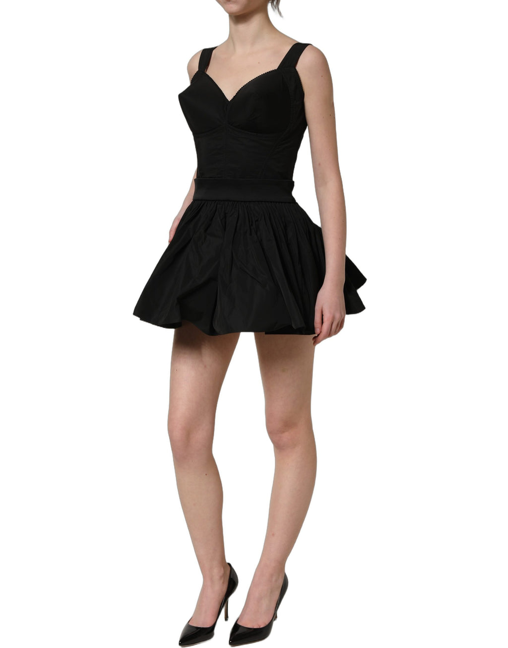 Robe courte en nylon noir sans manches de style ailée de Dolce & Gabbana, silhouette élégante et moderne, vue de face.