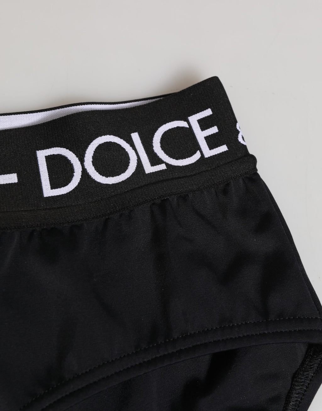 Shorts sous-vêtements noirs en nylon avec logo Dolce & Gabbana, taille haute et design élégant.