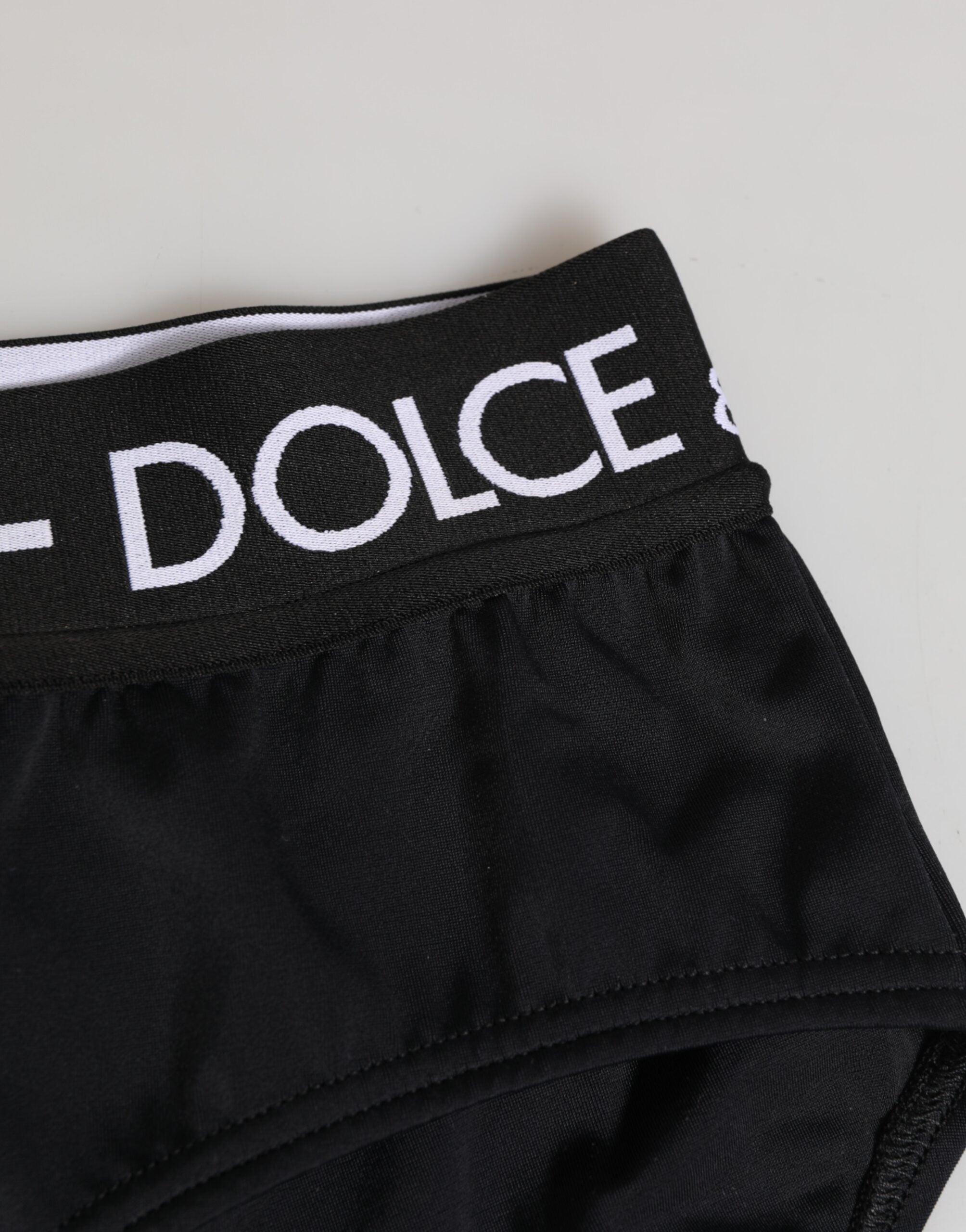 Shorts sous-vêtements noirs en nylon avec logo Dolce & Gabbana, taille haute et design élégant.