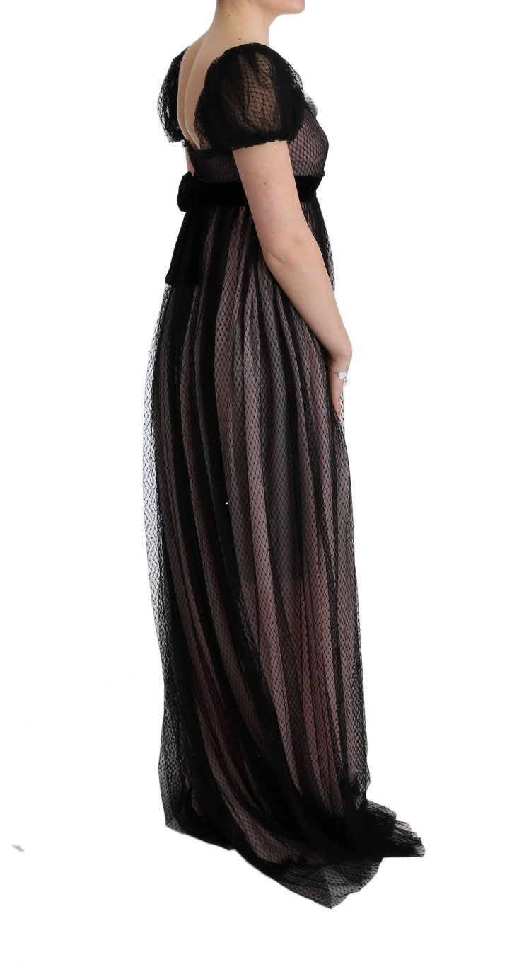 Robe longue en soie noire et rose de Dolce & Gabbana, style shift, élégante et fluide, portée avec finesse et sophistication.