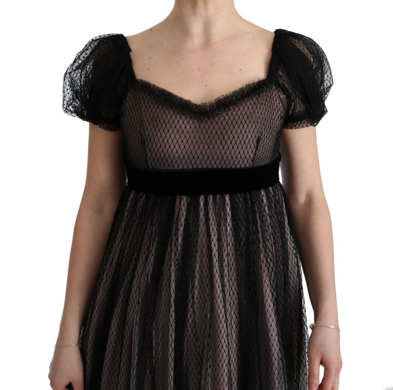 Robe longue en soie noire et rose de Dolce & Gabbana, style shift, élégante et fluide, portée avec des détails sophistiqués.