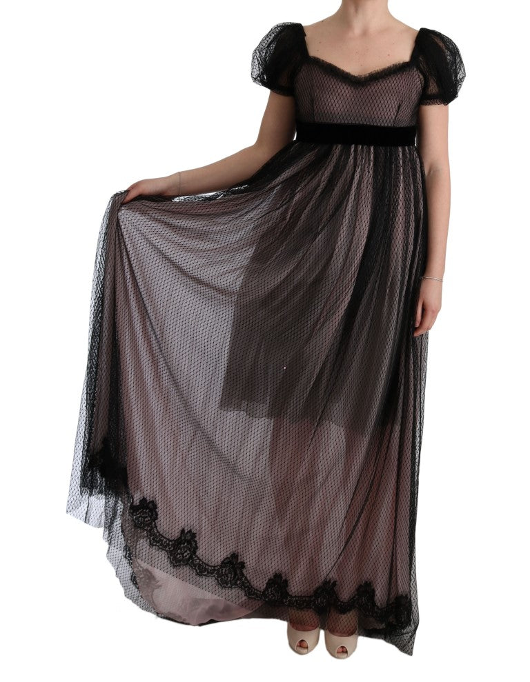 Robe longue en soie noire et rose de Dolce & Gabbana, élégante et fluide, portée par un mannequin.