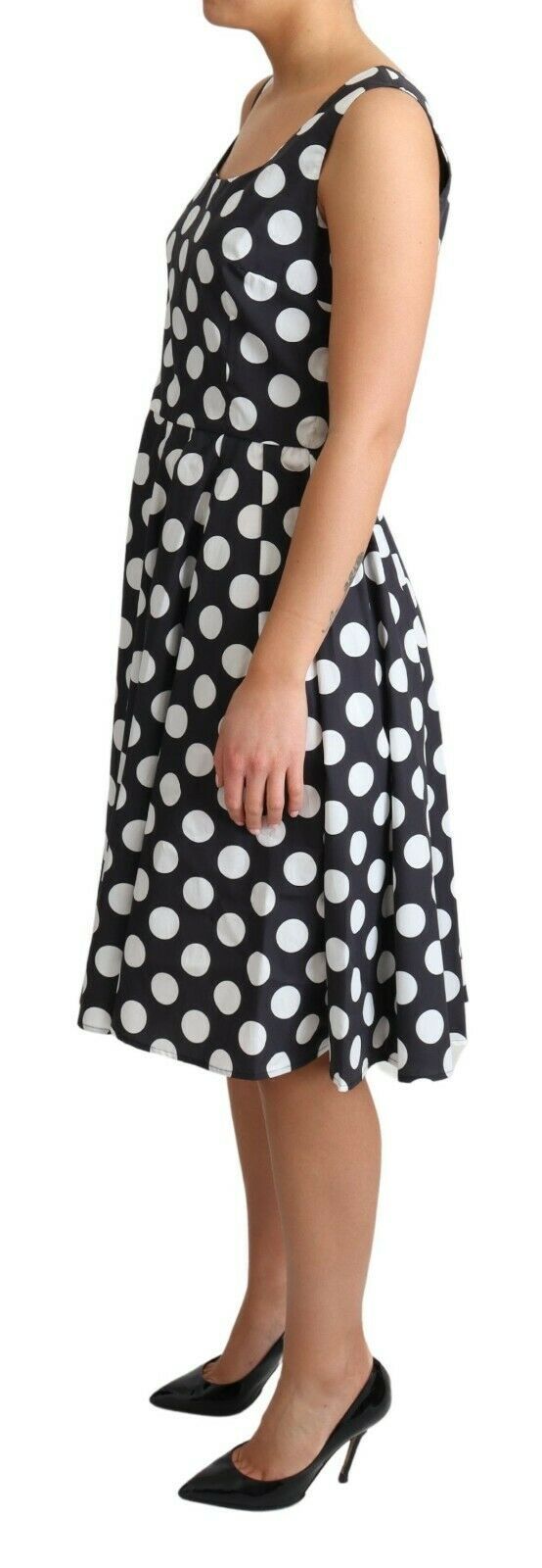 Robe courte A-line en coton noir à pois blancs de Dolce & Gabbana, élégante et légère, avec un col arrondi et des manches courtes.