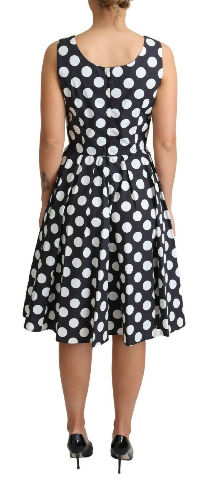Robe trapèze en coton noir à pois blancs de Dolce & Gabbana, style élégant et féminin, visible en image.