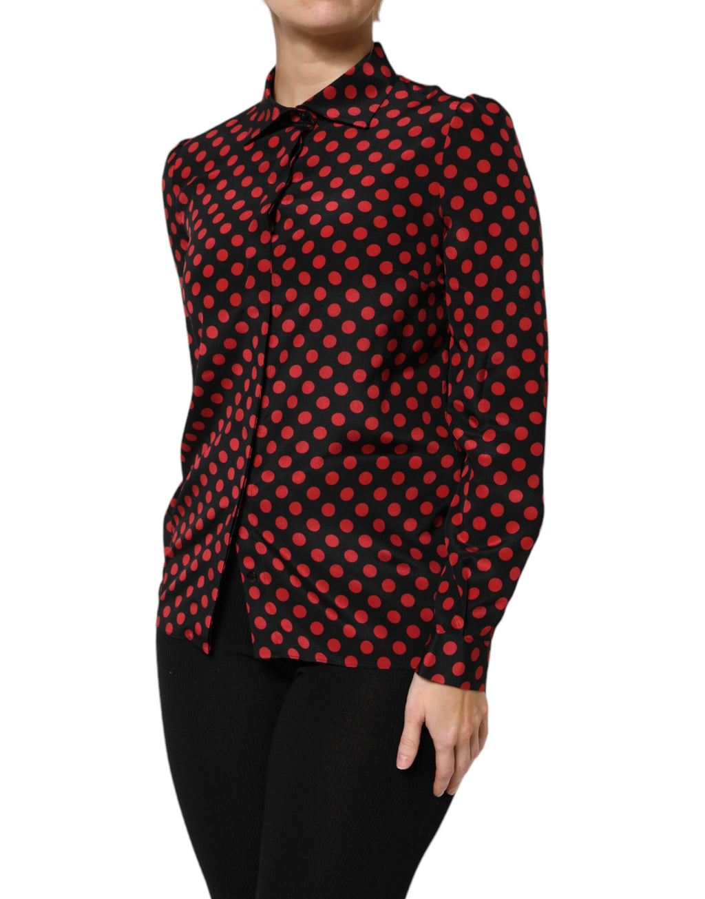 Haut en soie noir et rouge à pois Dolce & Gabbana avec manches longues, élégance et style sophistiqué.