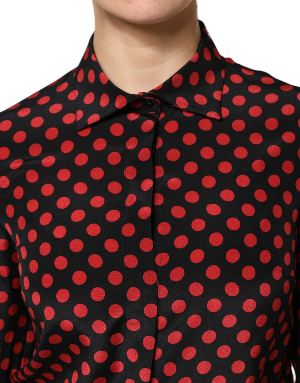 T-shirt en soie noire à pois rouges à manches longues de Dolce & Gabbana, élégant haut à motifs graphiques.