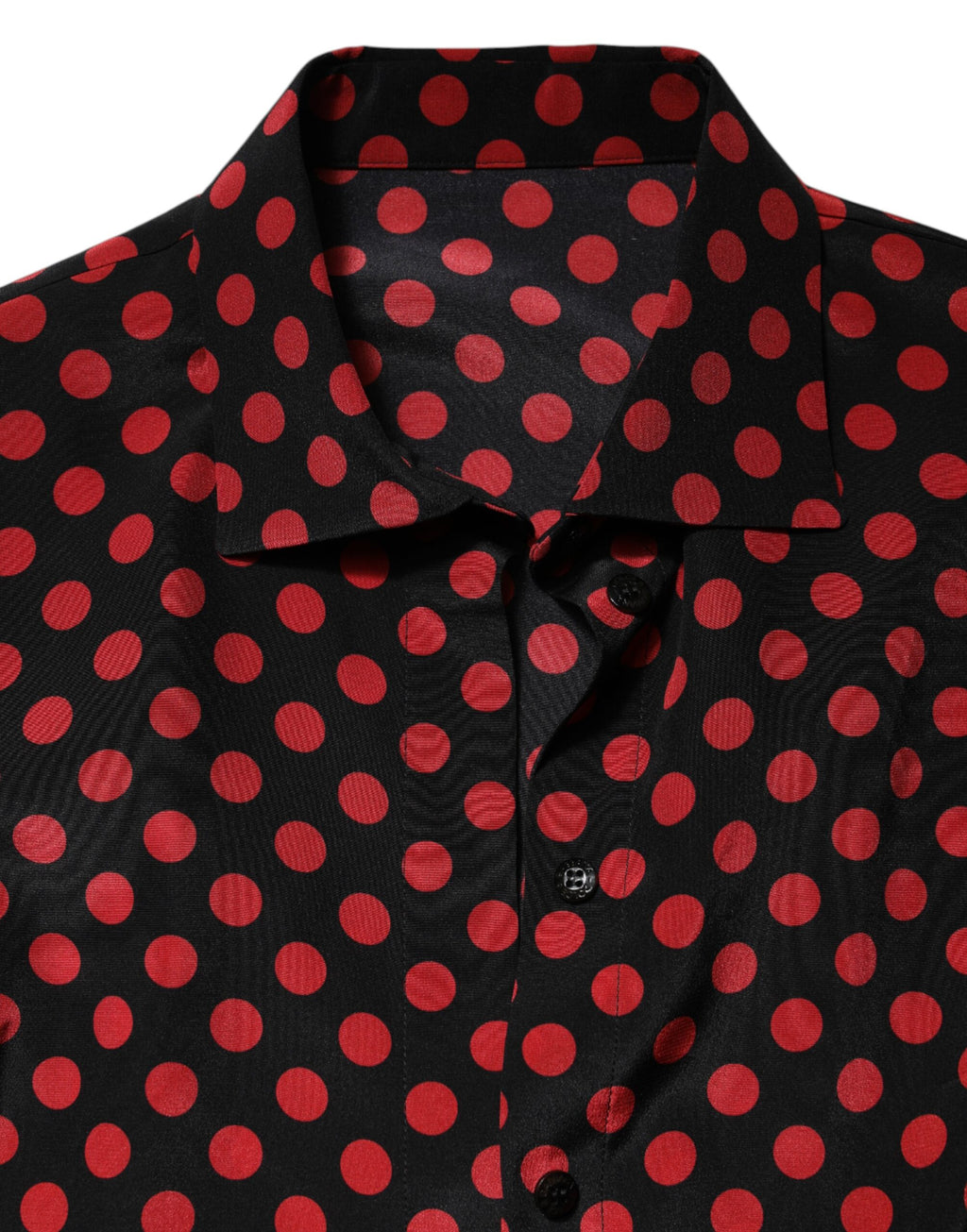 Haut en soie noir à pois rouges à manches longues de Dolce & Gabbana, élégante et sophistiquée.