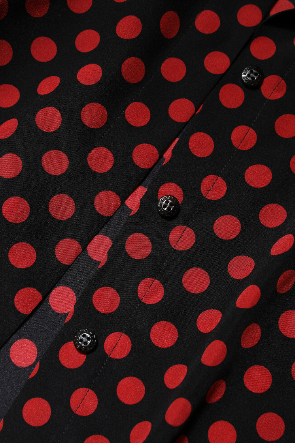 Haut en soie à manches longues Dolce & Gabbana noir et rouge à pois, élégant et sophistiqué.