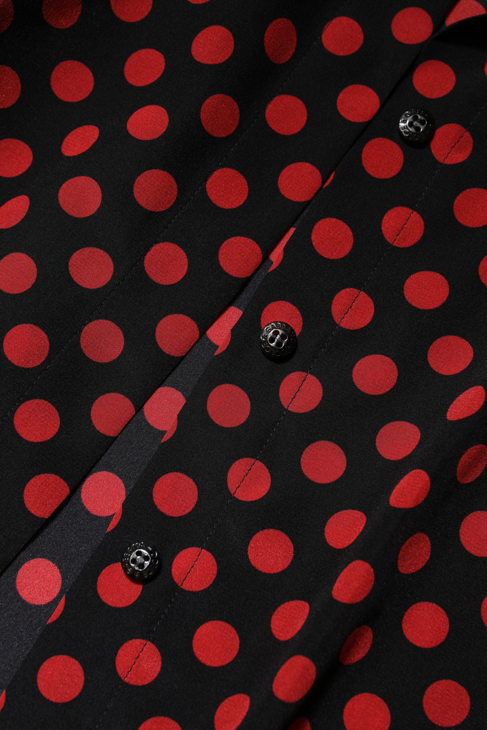Haut en soie à manches longues Dolce & Gabbana noir et rouge à pois, élégant et sophistiqué.