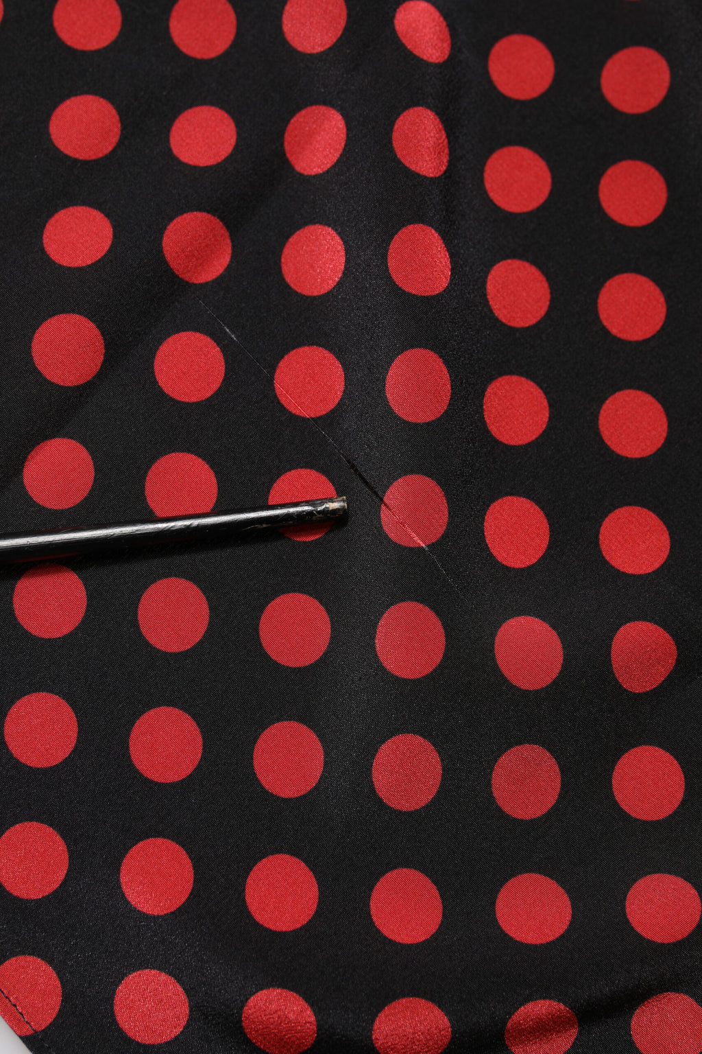 Haut en soie à manches longues de Dolce & Gabbana, noir et rouge à pois, style élégant et sophistiqué.
