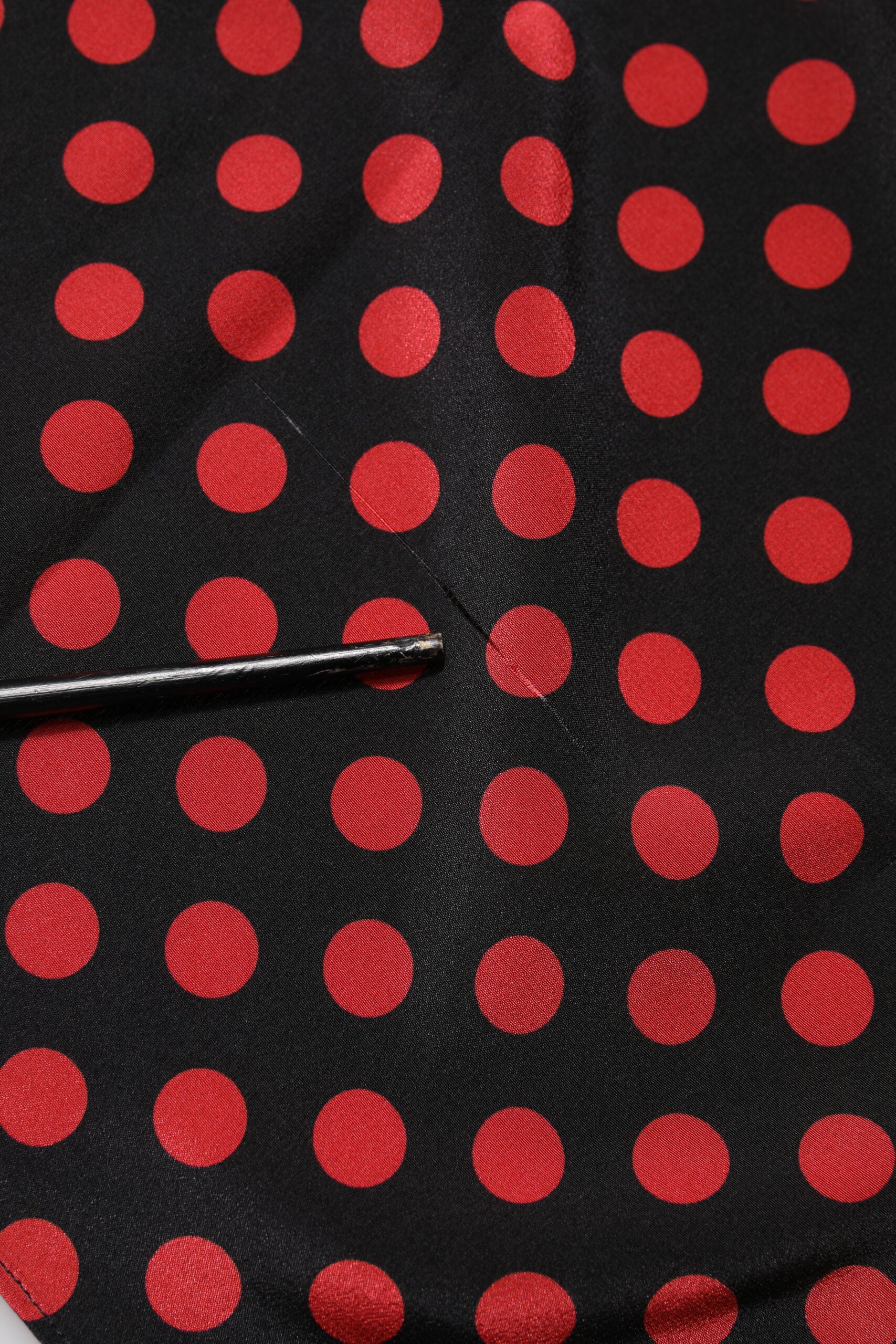Haut en soie à manches longues de Dolce & Gabbana, noir et rouge à pois, style élégant et sophistiqué.