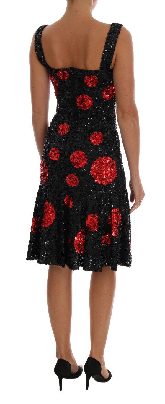 Robe trapèze noire et rouge à pois avec sequins de Dolce & Gabbana, élégante et brillante, portée en soirée.