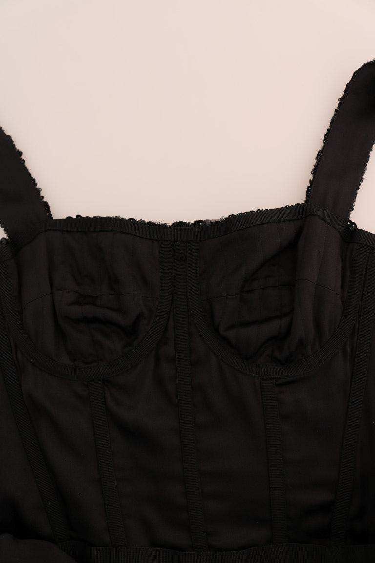 Robe droite noire et rouge à pois avec sequins de Dolce & Gabbana, élégante et brillante, visible en gros plan.