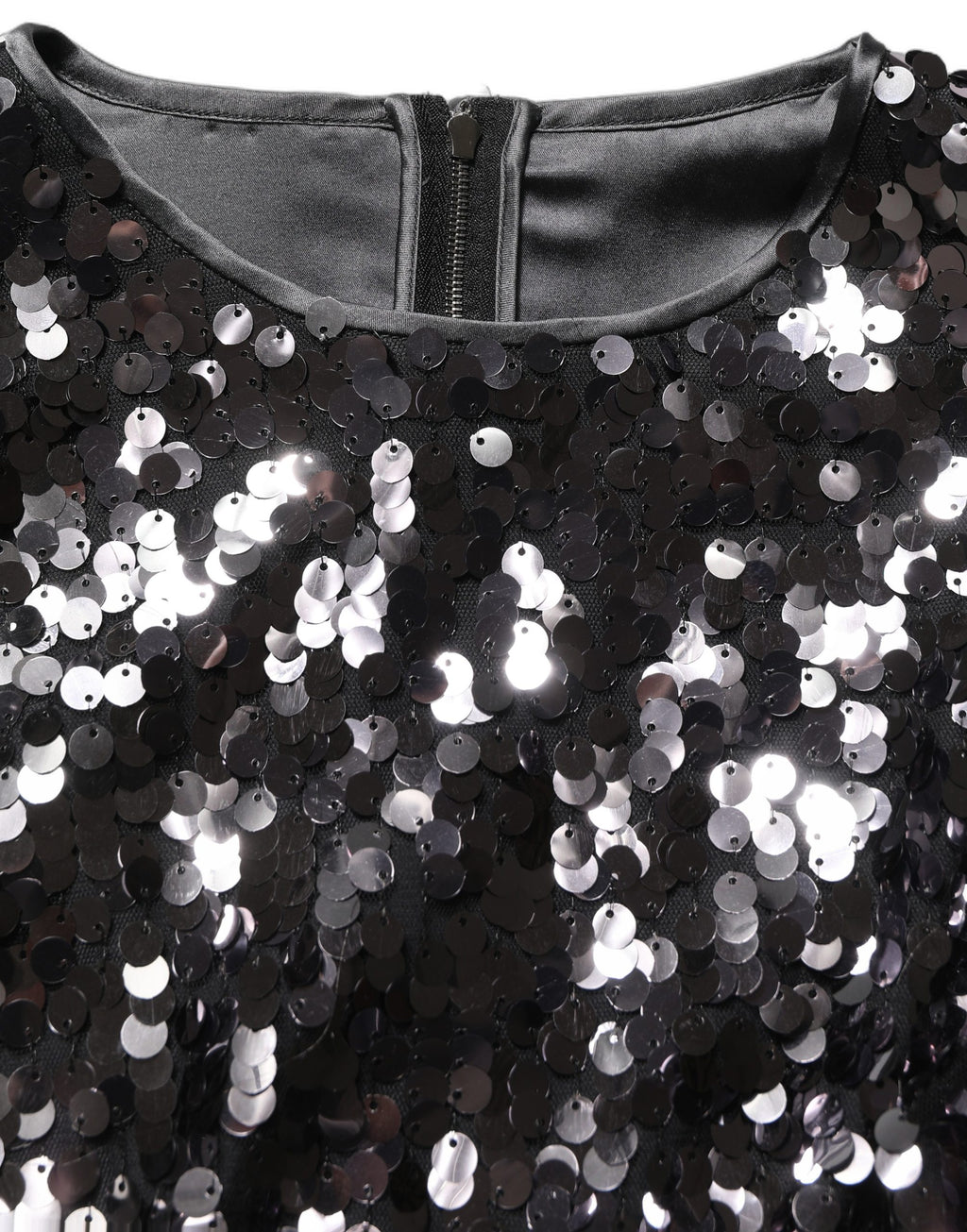 Haut court noir à manches longues avec sequins pour femme, marque Dolce & Gabbana, détails brillants et élégants.