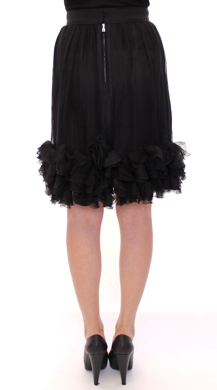 Jupe noire en soie transparente au-dessus du genou de Dolce & Gabbana, élégante et sophistiquée, visible dans cette image.