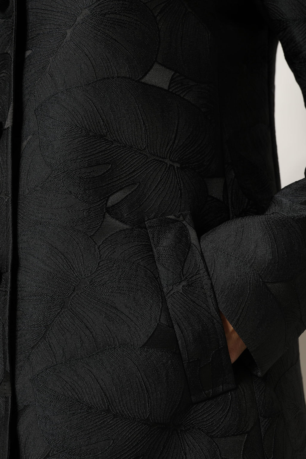 Manteau trench noir à simple boutonnage de la marque Dolce & Gabbana, veste élégante en tissu léger, vue frontale.