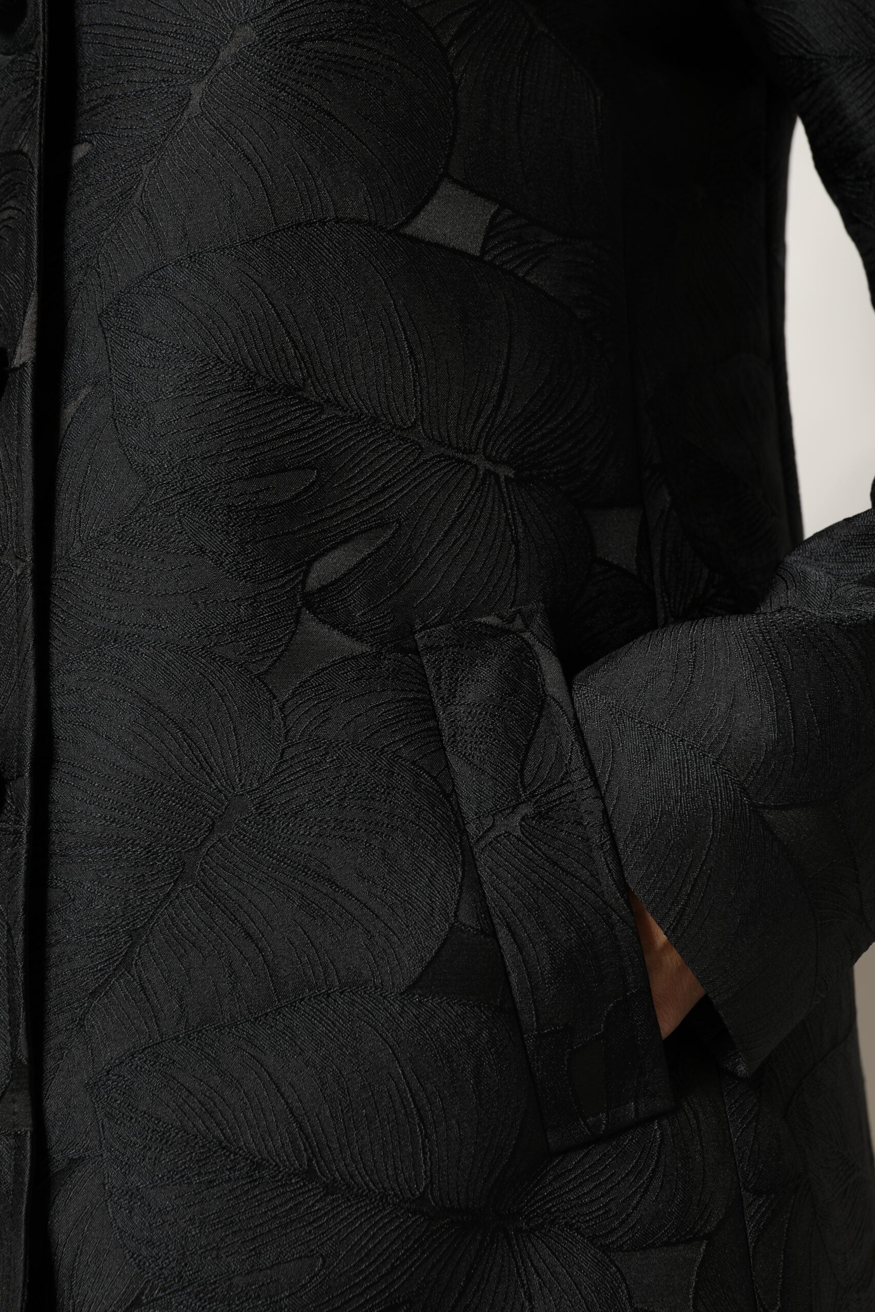 Manteau trench noir à simple boutonnage de la marque Dolce & Gabbana, veste élégante en tissu léger, vue frontale.