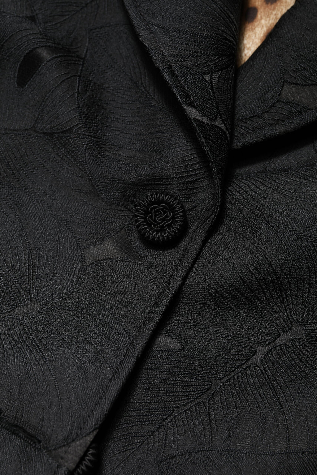 Manteau trench noir à simple boutonnage de Dolce & Gabbana, veste élégante en tissu léger, vue de face sur un fond neutre.
