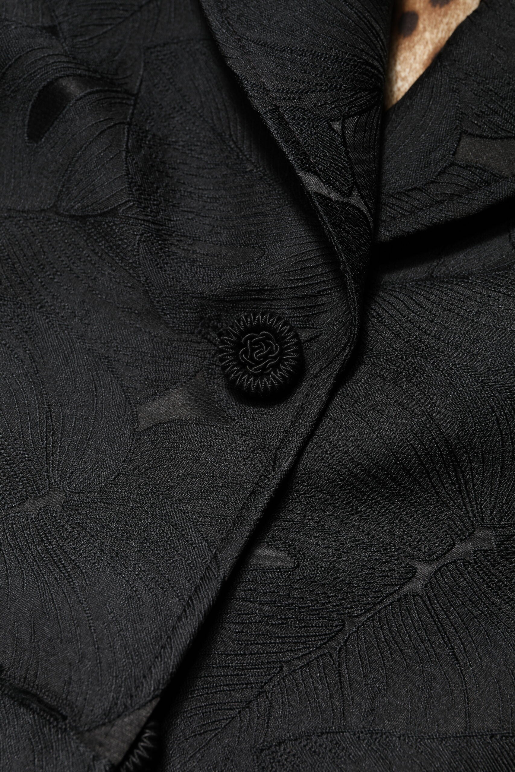 Manteau trench noir à simple boutonnage de Dolce & Gabbana, veste élégante en tissu léger, vue de face sur un fond neutre.