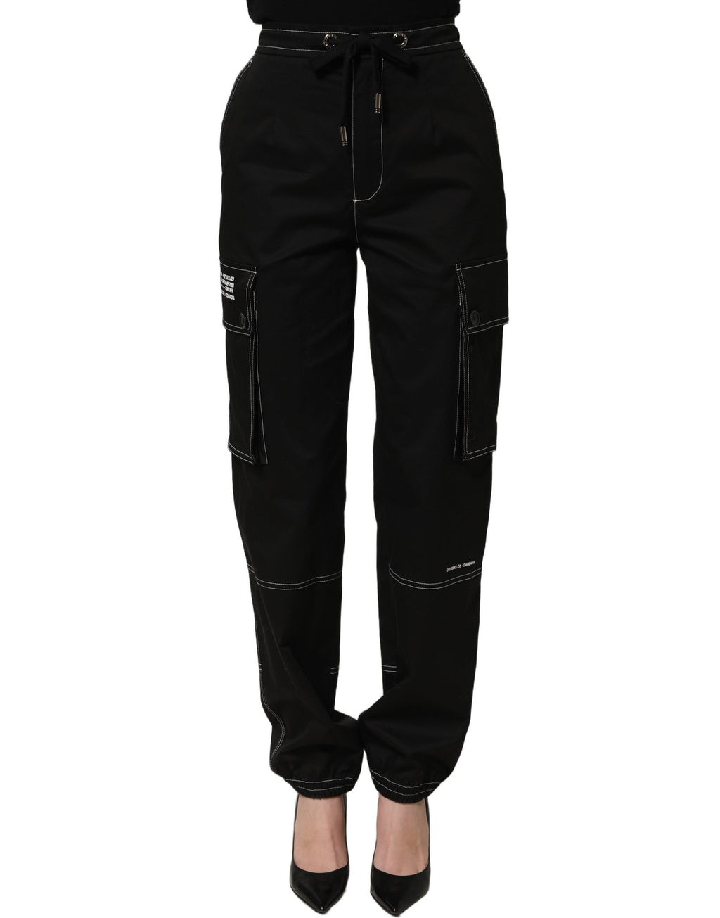 Pantalons cargo noirs Dolce & Gabbana Vibe, taille haute et coupe droite, visibles avec détails de couture et poches sur le mannequin.