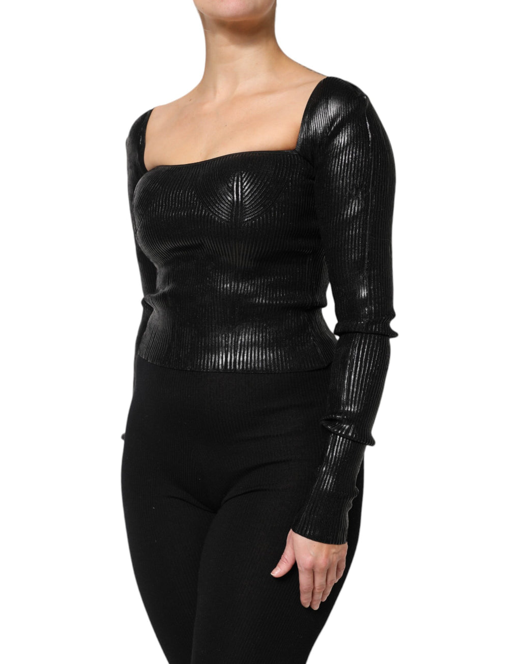 Blouse Dolce & Gabbana en viscose noire à manches longues et coupe ajustée, portée comme haut élégant.