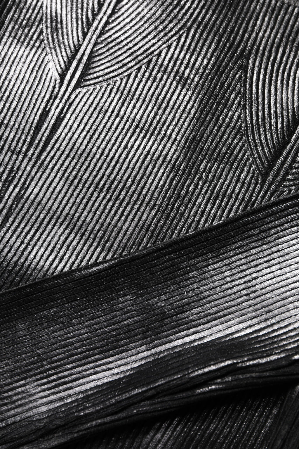 Chemise noire en viscose à manches longues Dolce & Gabbana, coupe ajustée et élégante, visible avec col et détails fins.