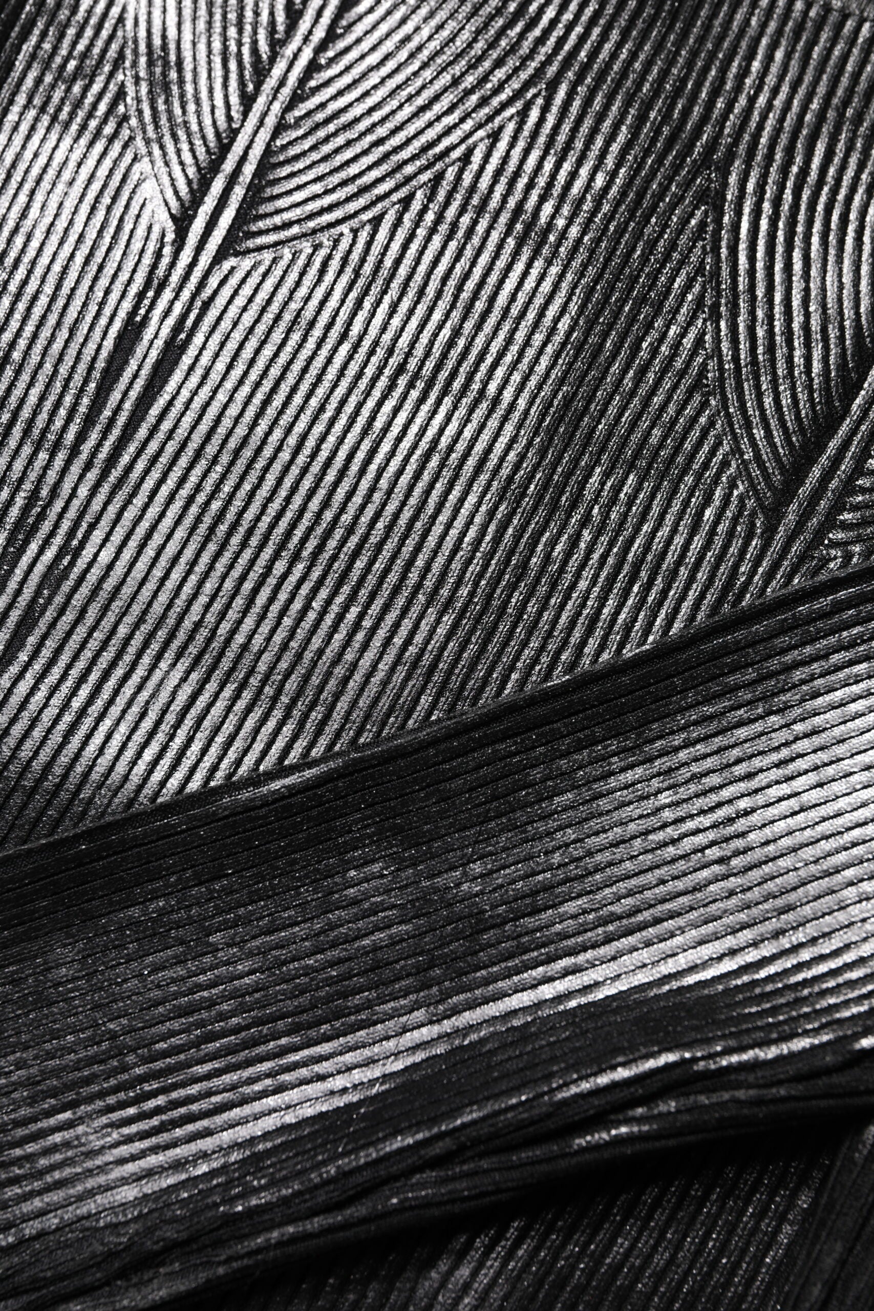 Chemise noire en viscose à manches longues Dolce & Gabbana, coupe ajustée et élégante, visible avec col et détails fins.