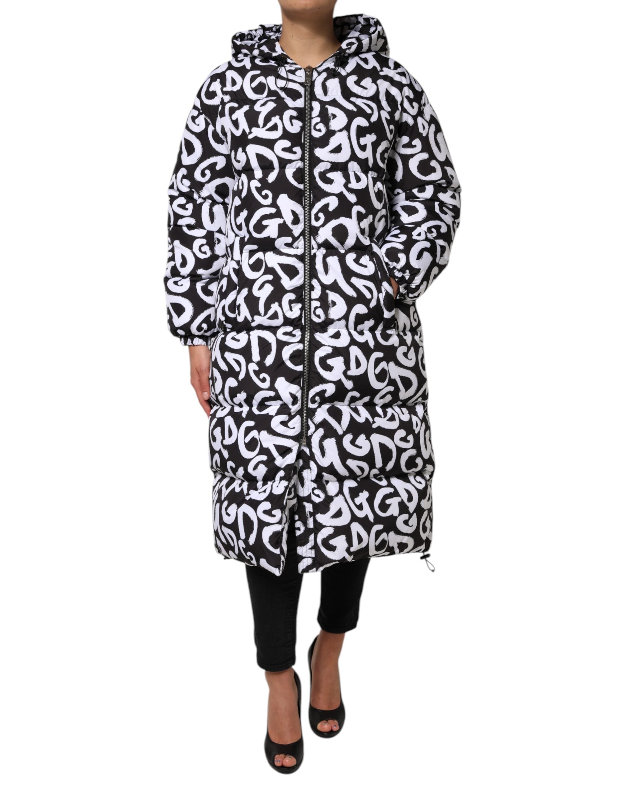 Manteau long noir et blanc Dolce & Gabbana DG Mania avec capuche, coupe élégante et détails modernes.