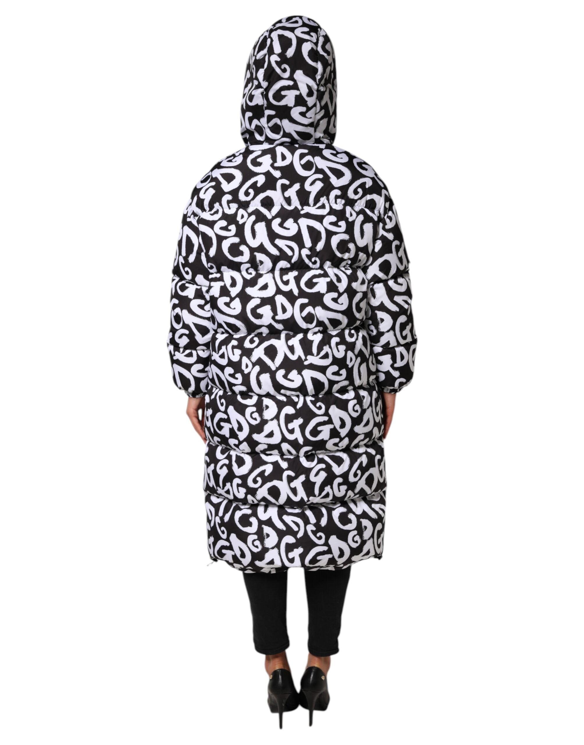 Manteau long Dolce & Gabbana DG Mania noir et blanc avec capuche, style élégant et moderne, détails visibles sur l'image.