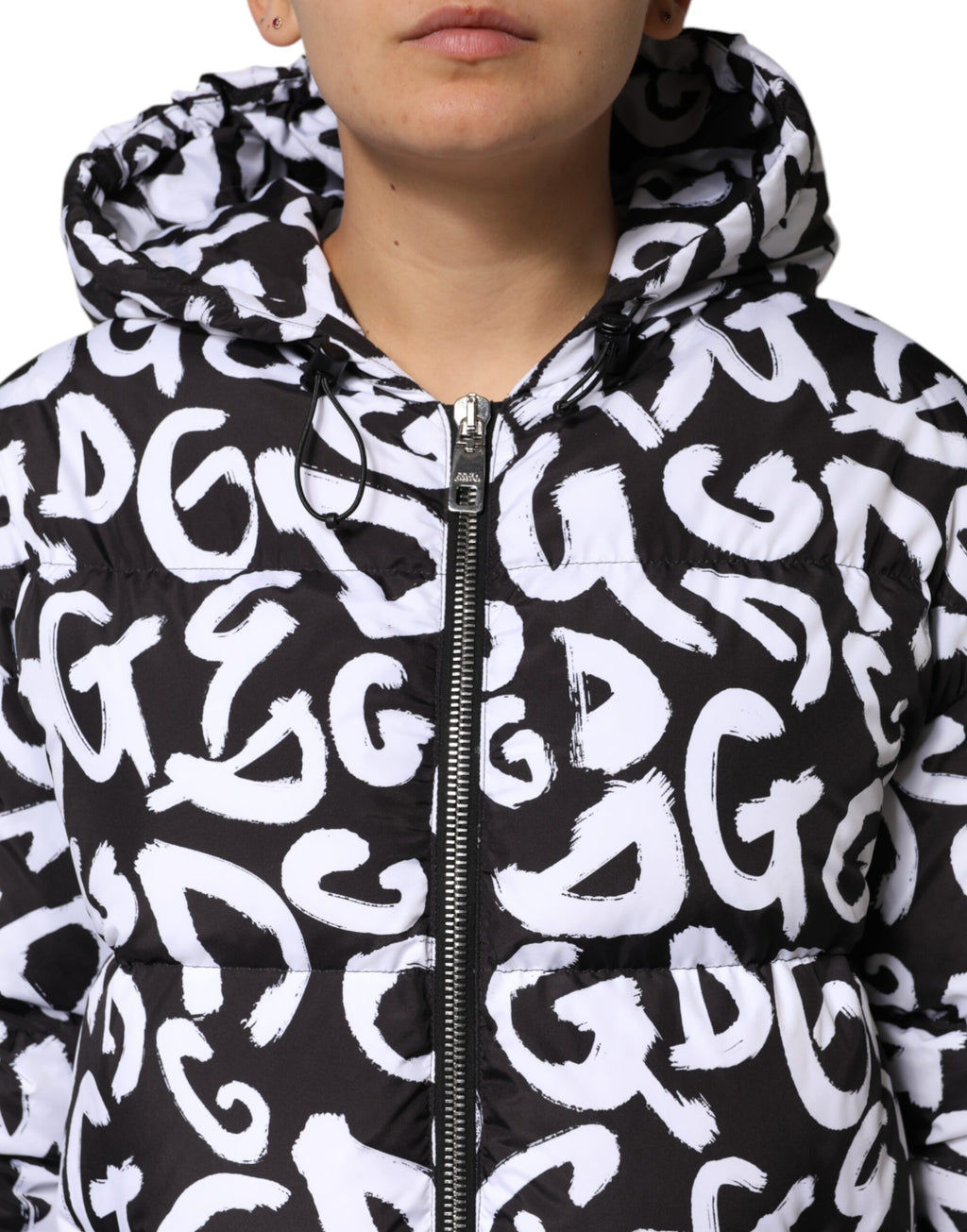 Manteau long noir et blanc Dolce & Gabbana DG Mania avec capuche, style élégant et tendance, porté sur un mannequin.