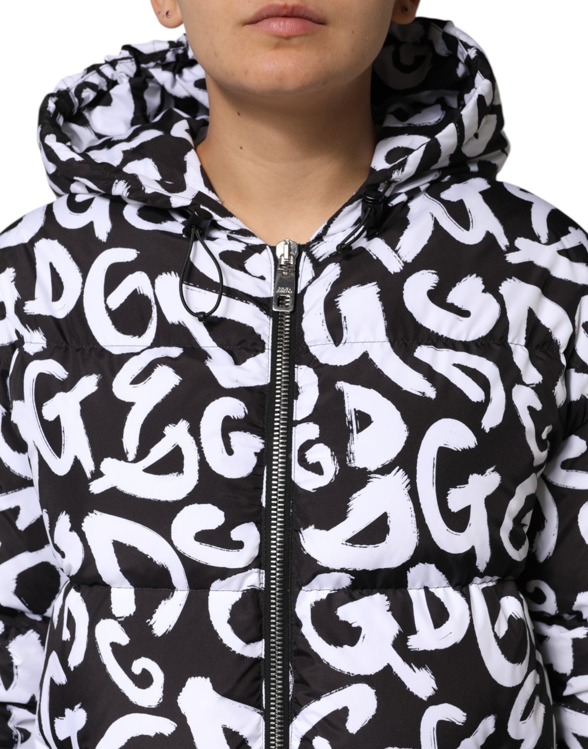 Manteau long noir et blanc Dolce & Gabbana DG Mania avec capuche, style élégant et tendance, porté sur un mannequin.