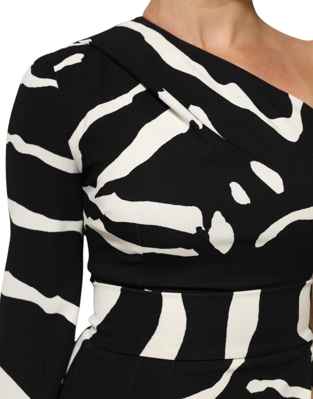 Robe courte noire et blanche Dolce & Gabbana à une épaule avec fente haute, élégante et sophistiquée.