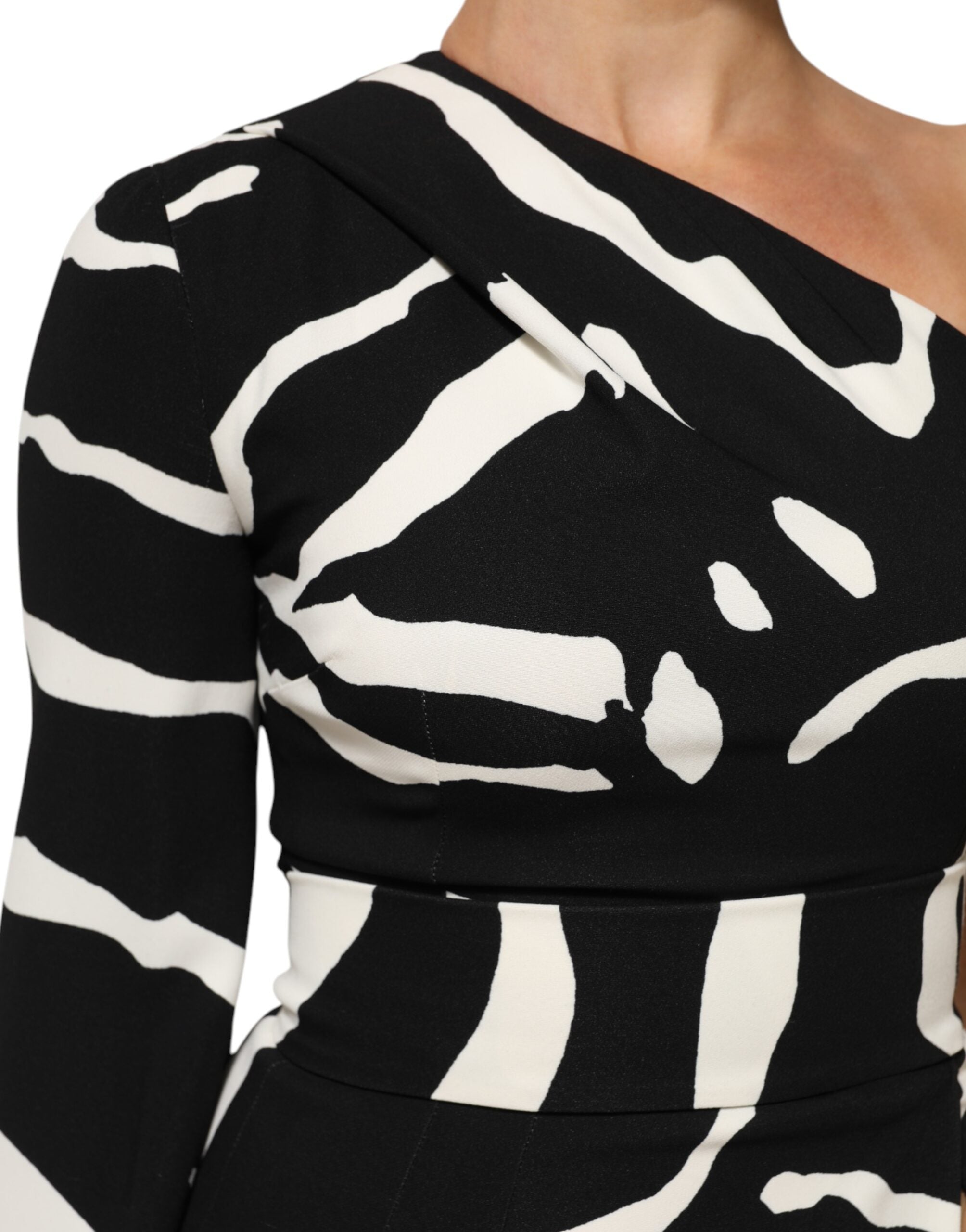 Robe courte noire et blanche Dolce & Gabbana à une épaule avec fente haute, élégante et sophistiquée.