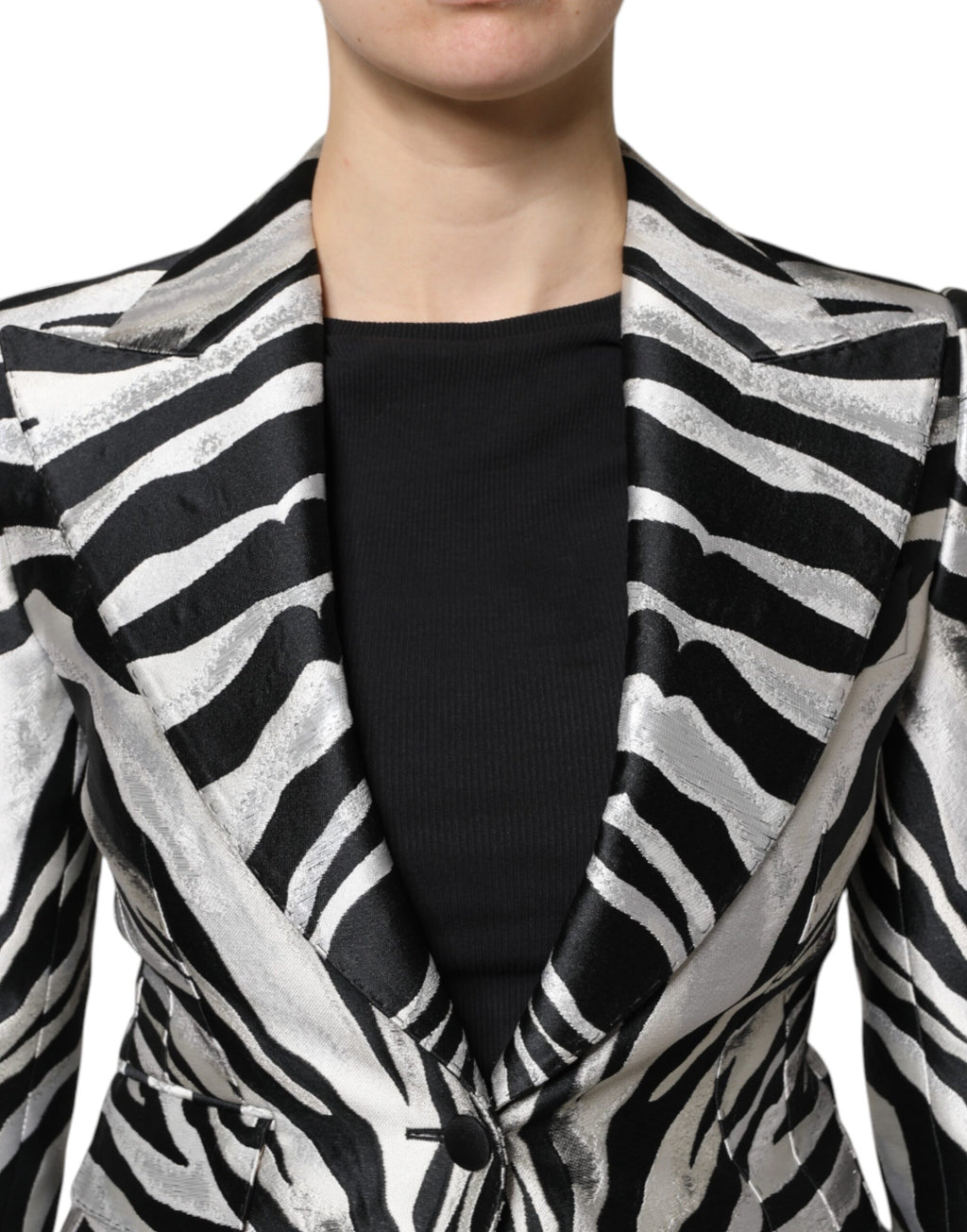 Veste blazer pour femme Dolce & Gabbana en polyester noir et blanc, élégante et moderne, portée sur un mannequin.