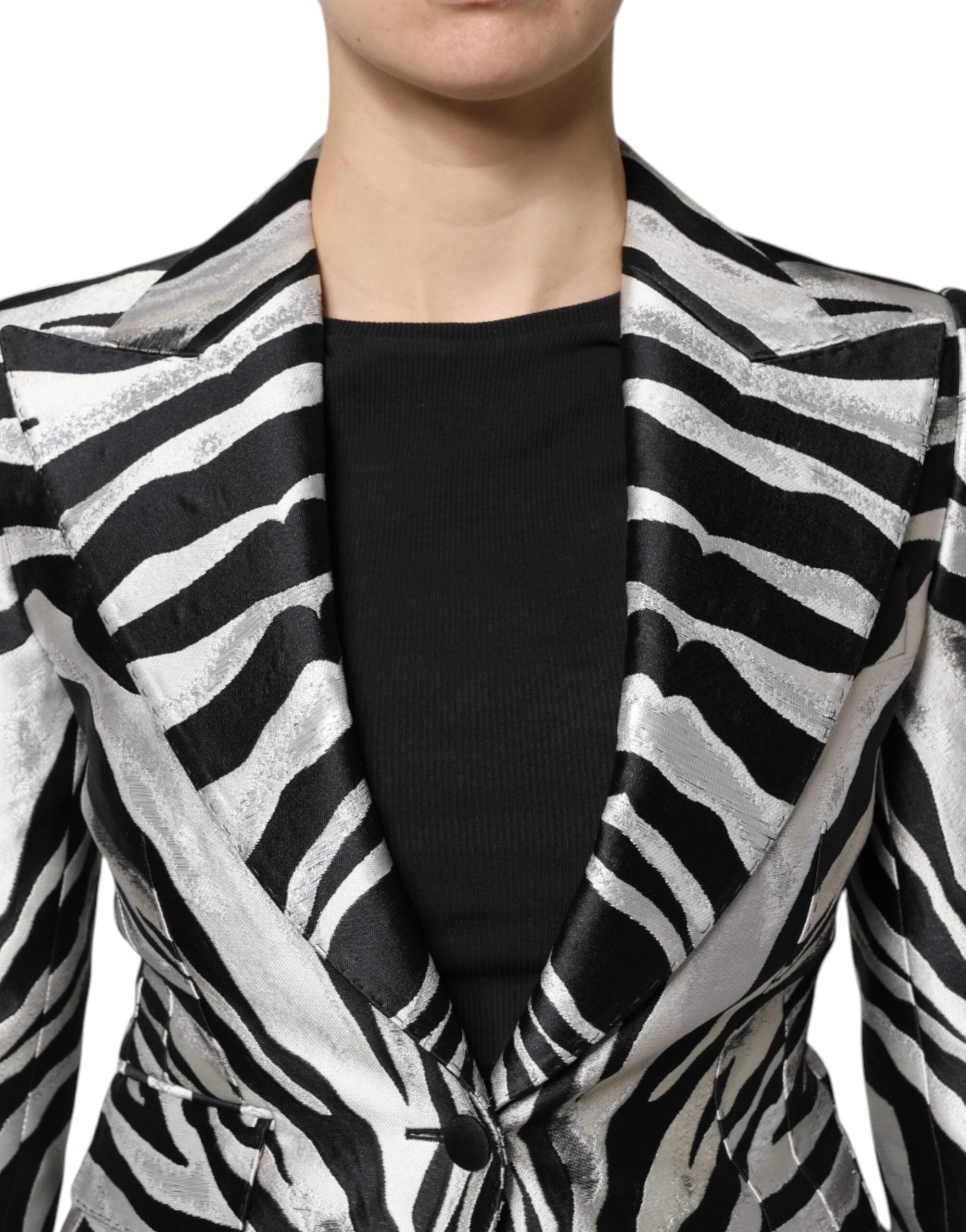 Veste blazer pour femme Dolce & Gabbana en polyester noir et blanc, élégante et moderne, portée sur un mannequin.
