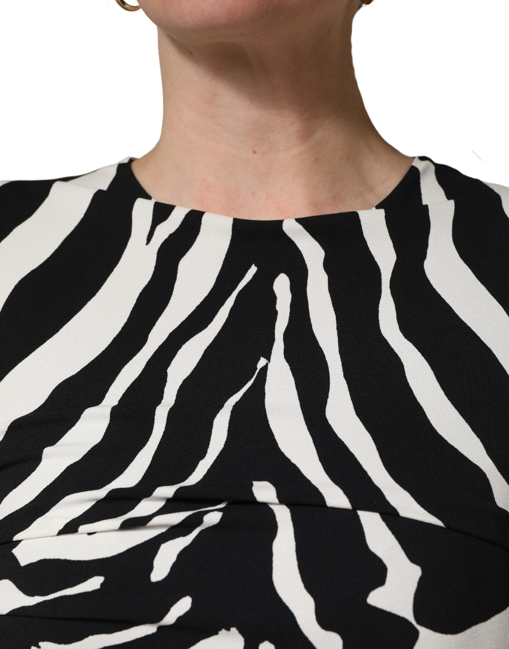 Robe longue en cady noir et blanc à motif zèbre de Dolce & Gabbana, longueur mollet, style élégant et sophistiqué.
