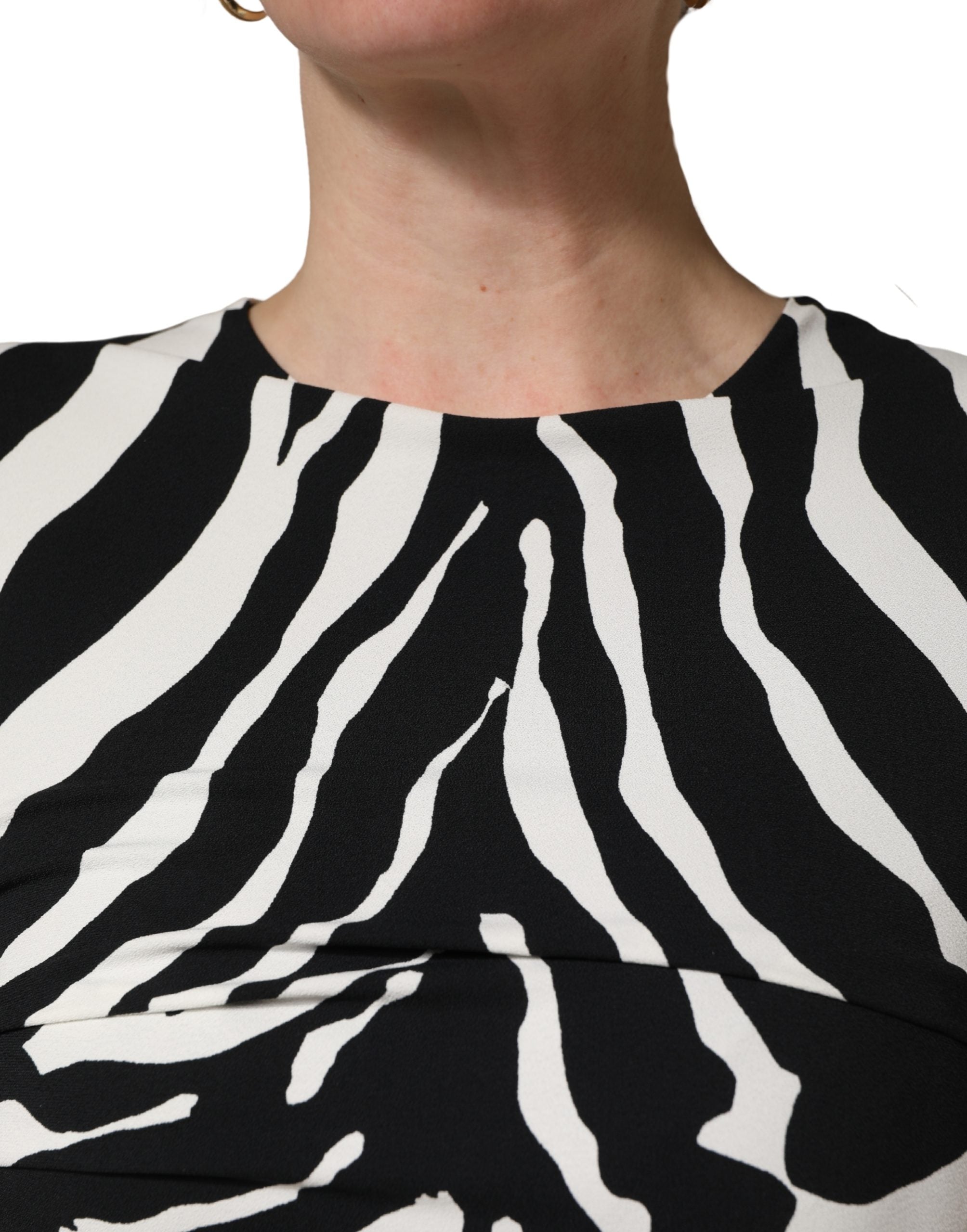 Robe longue en cady noir et blanc à motif zèbre de Dolce & Gabbana, longueur mollet, style élégant et sophistiqué.