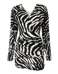 Robe courte en soie à rayures zèbre noir et blanc de Dolce & Gabbana, coupe moulante et élégante.