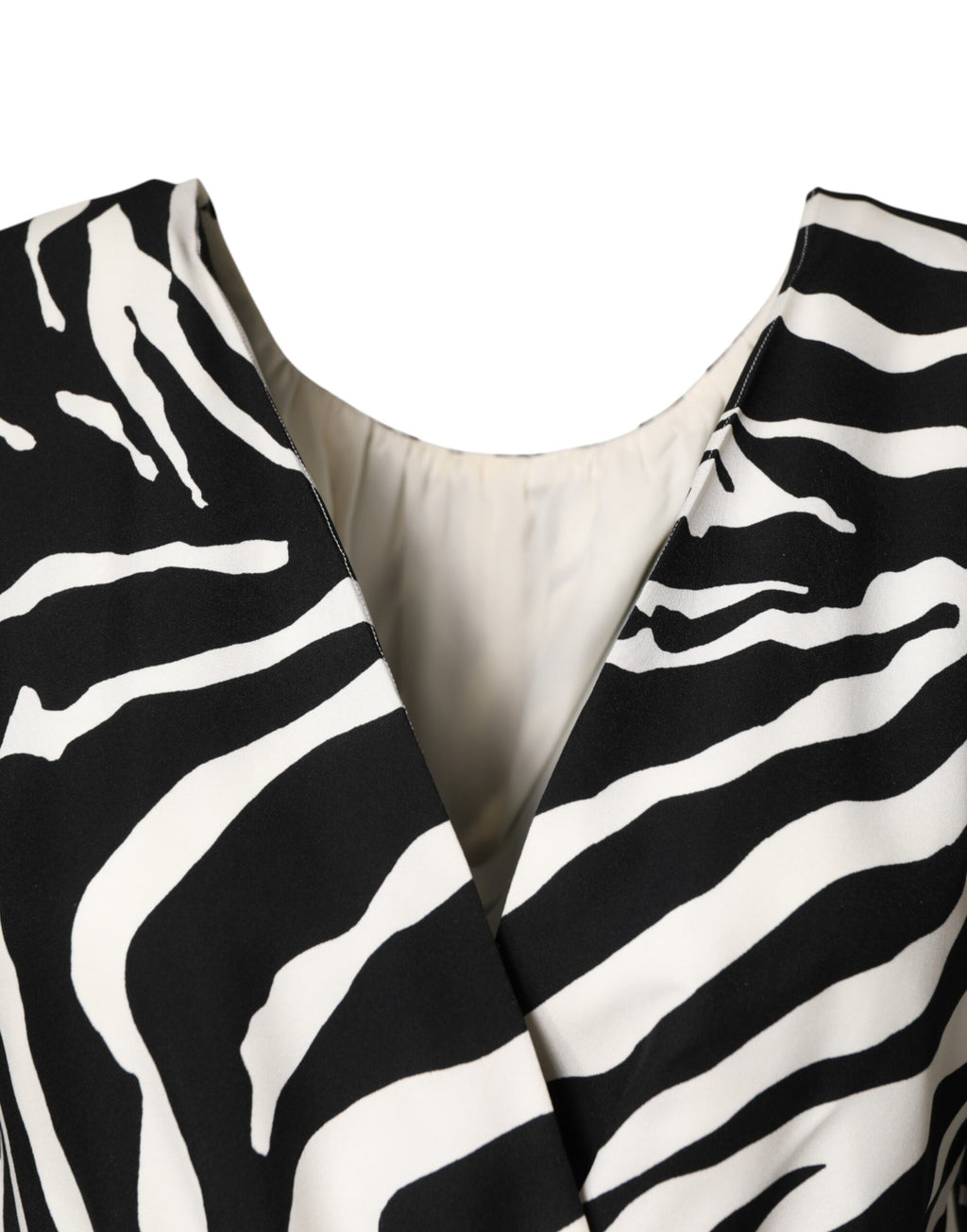 Robe courte en soie à rayures zèbre noire et blanche de Dolce & Gabbana, coupe ajustée et élégante.