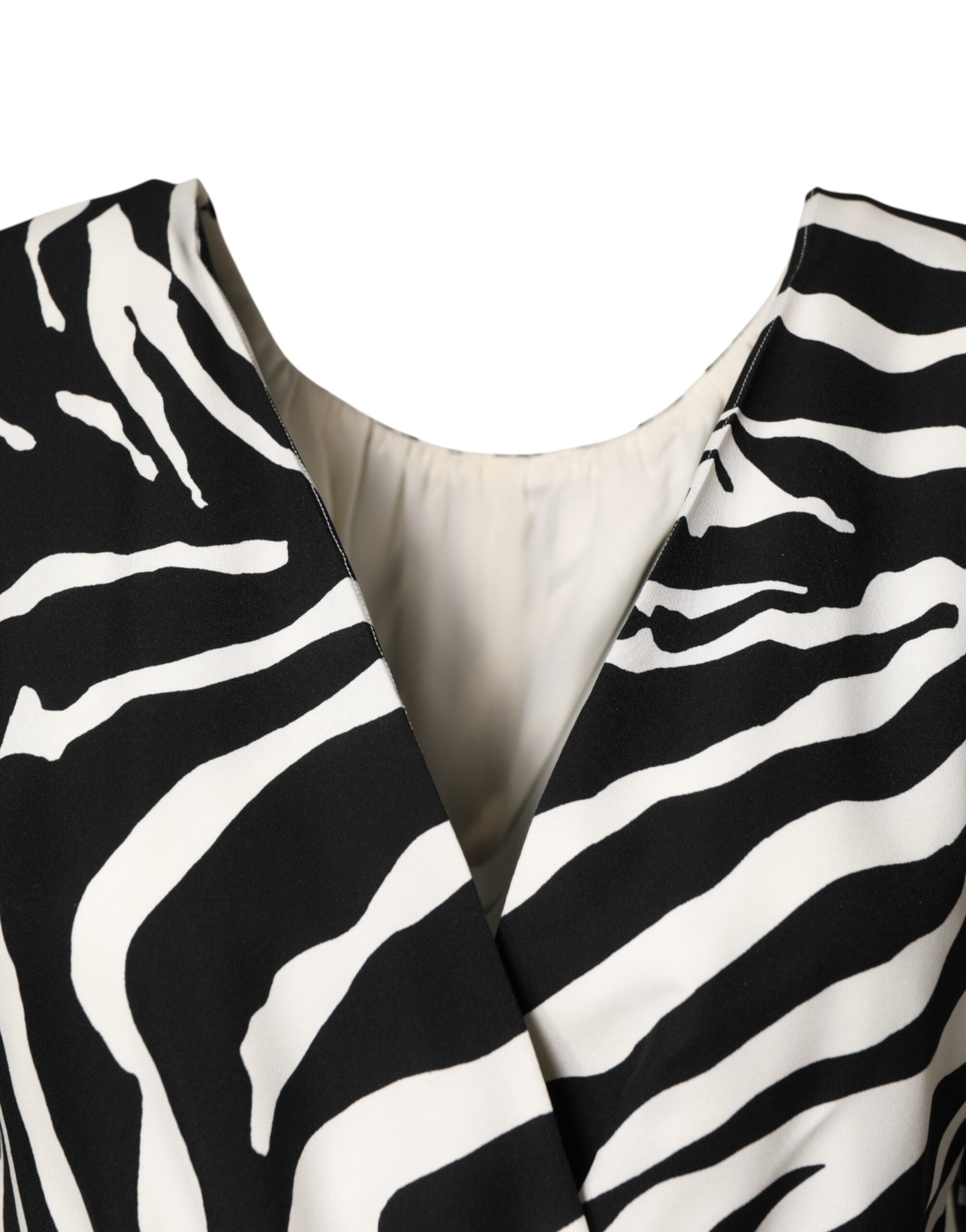 Robe courte en soie à rayures zèbre noire et blanche de Dolce & Gabbana, coupe ajustée et élégante.