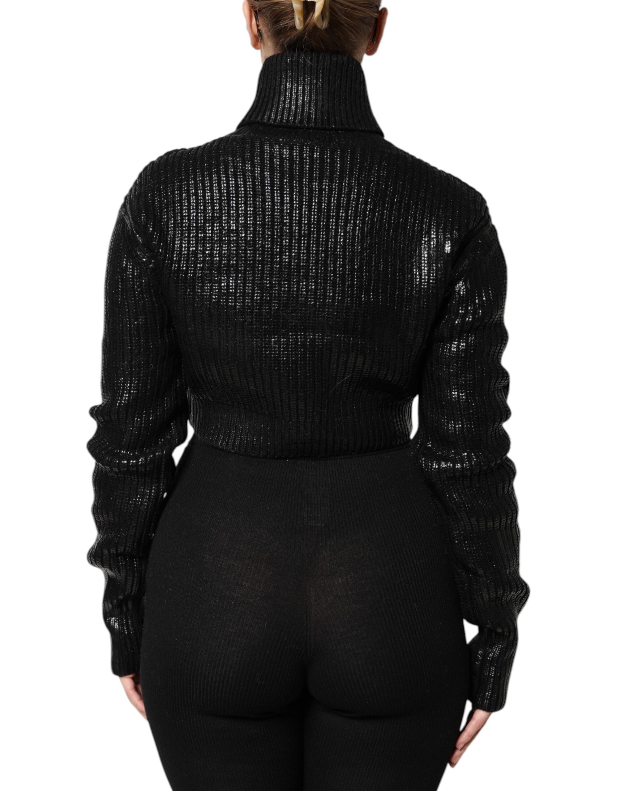 Pull en laine noir Dolce & Gabbana à manches longues et col roulé, coupe courte et élégante, porté sur un mannequin.