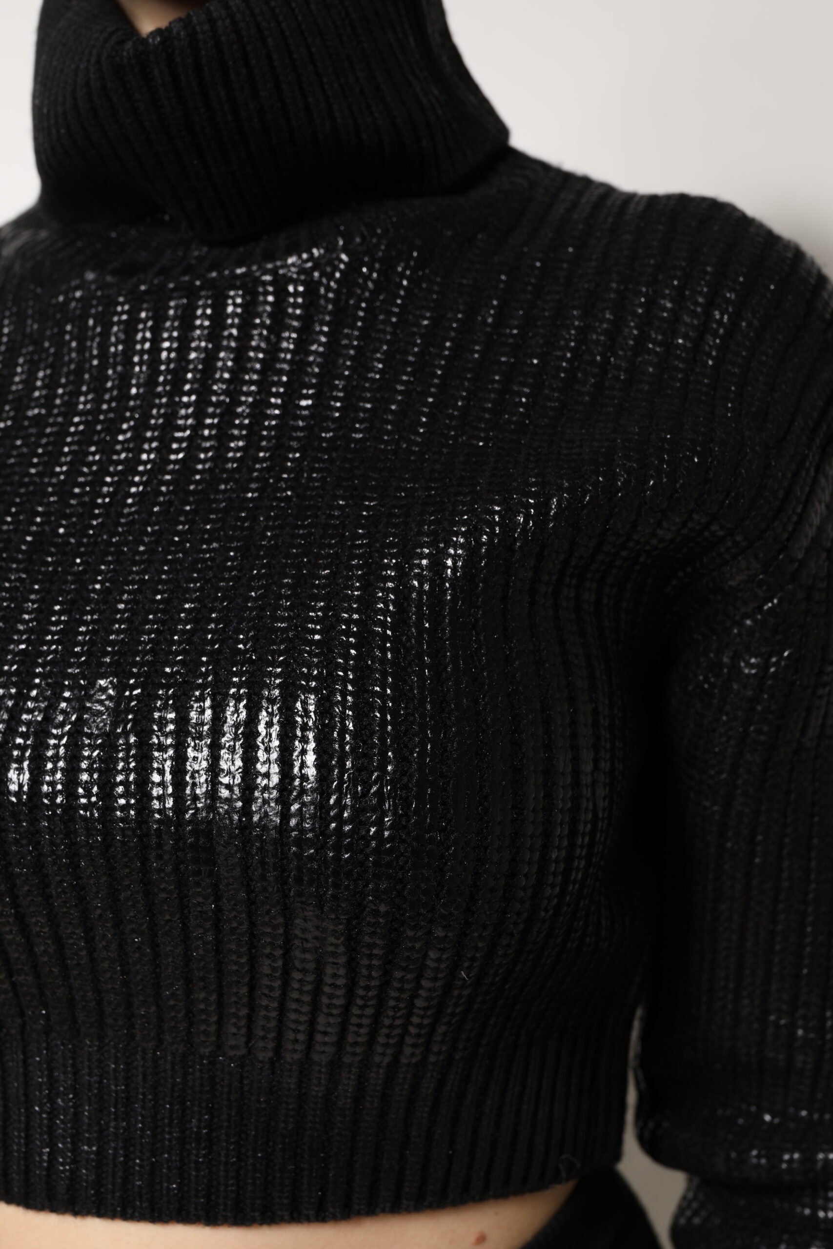 Haut en laine noir Dolce & Gabbana à col roulé long et coupe courte, mode élégante et sophistiquée.
