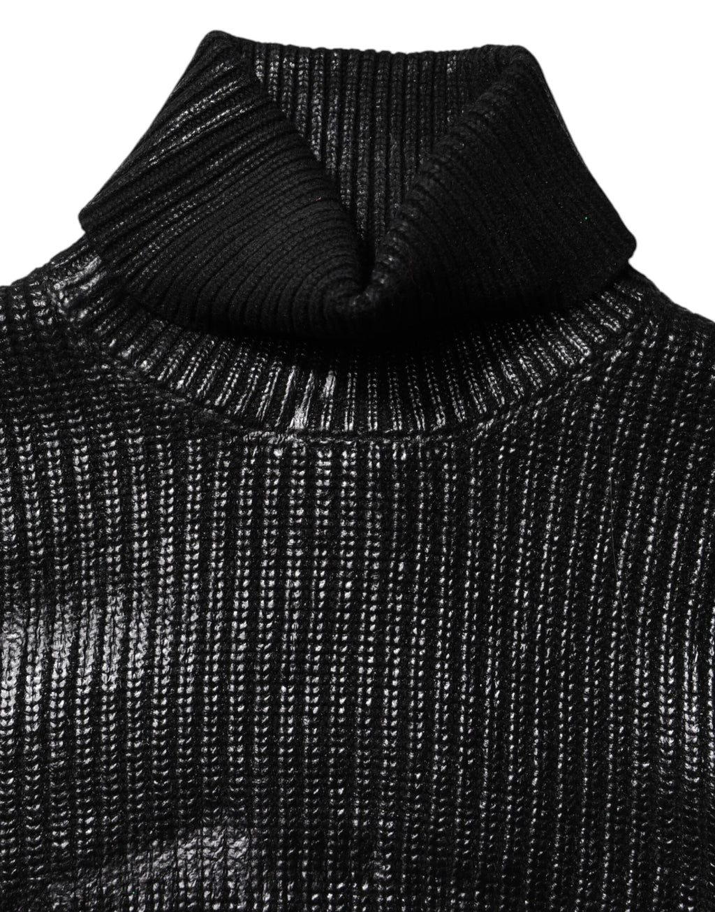 Pull rasé noir en laine Dolce & Gabbana à col roulé long, coupe crop, visible détails du tissu et design élégant.