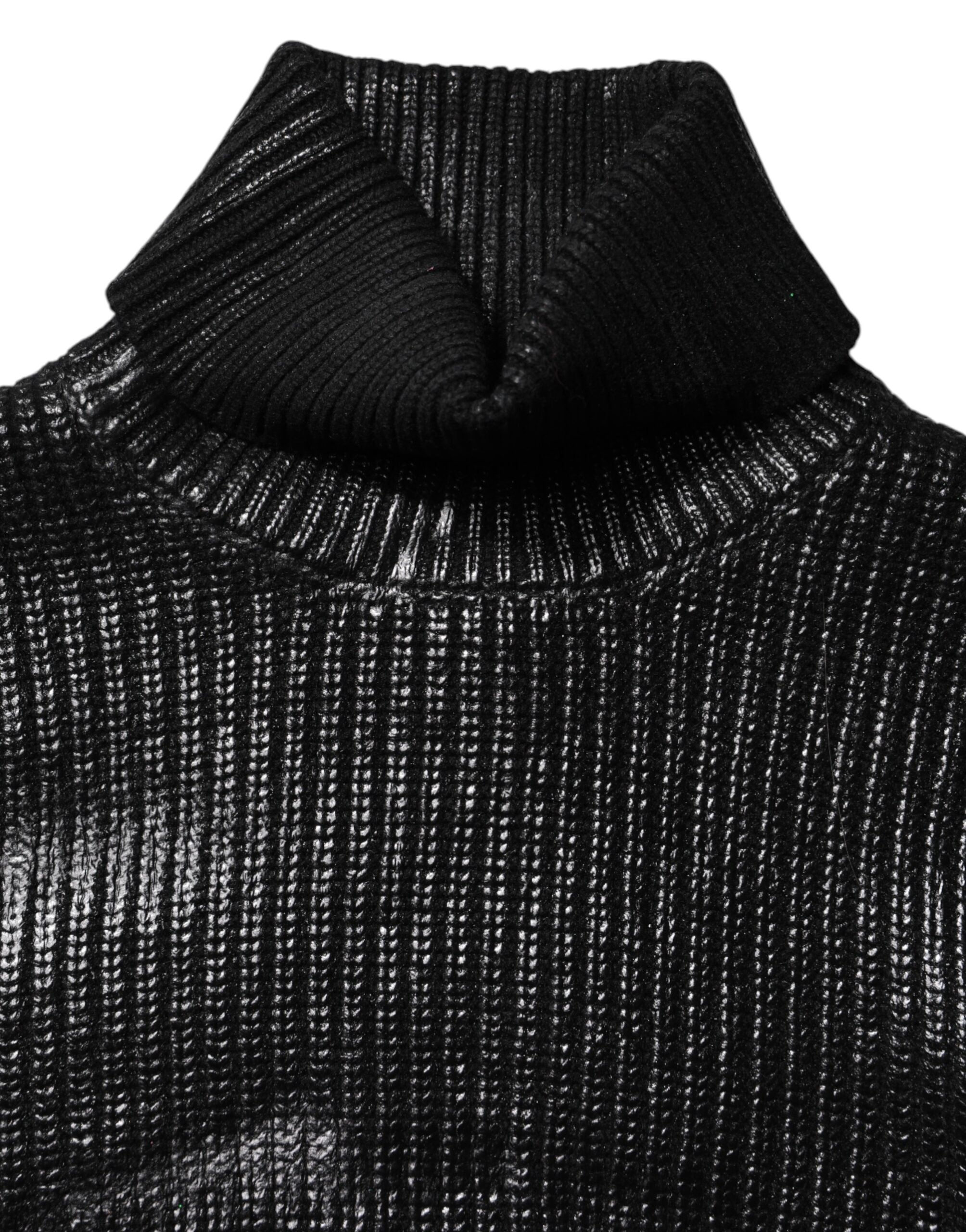 Pull rasé noir en laine Dolce & Gabbana à col roulé long, coupe crop, visible détails du tissu et design élégant.