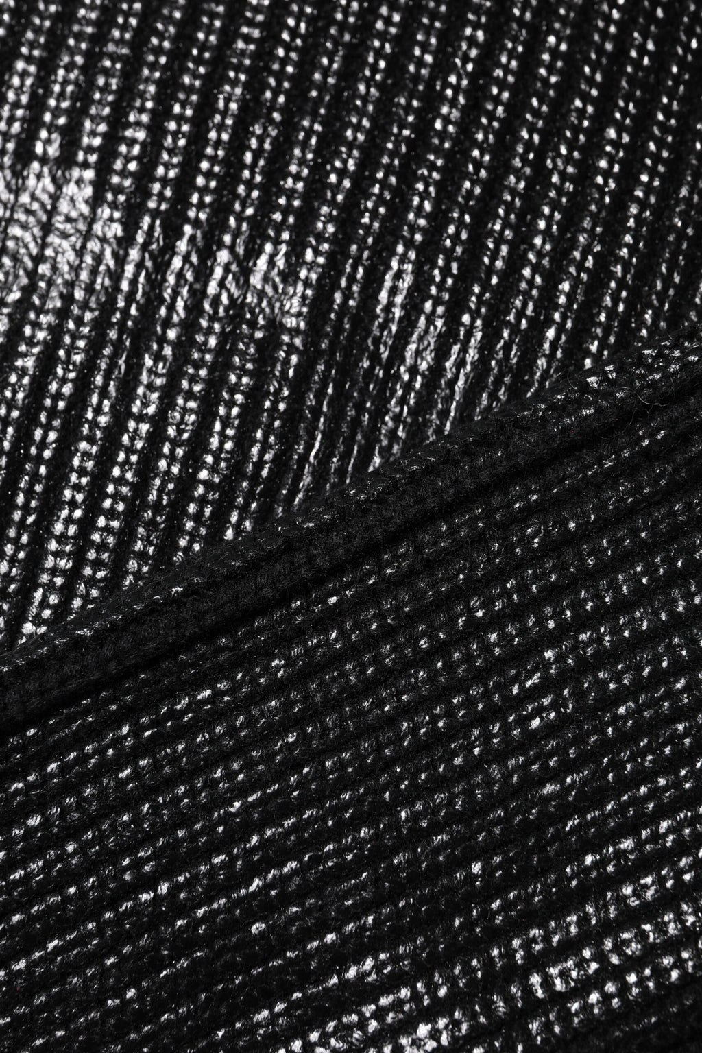 Pull à col roulé noir en laine Dolce & Gabbana, coupe courte, long manches, détail élégant et sophistiqué.