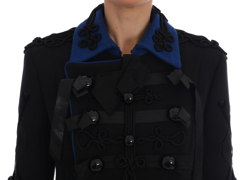 Veste trench en laine noire Dolce & Gabbana avec ceinture et détails élégants, portée sur un mannequin.