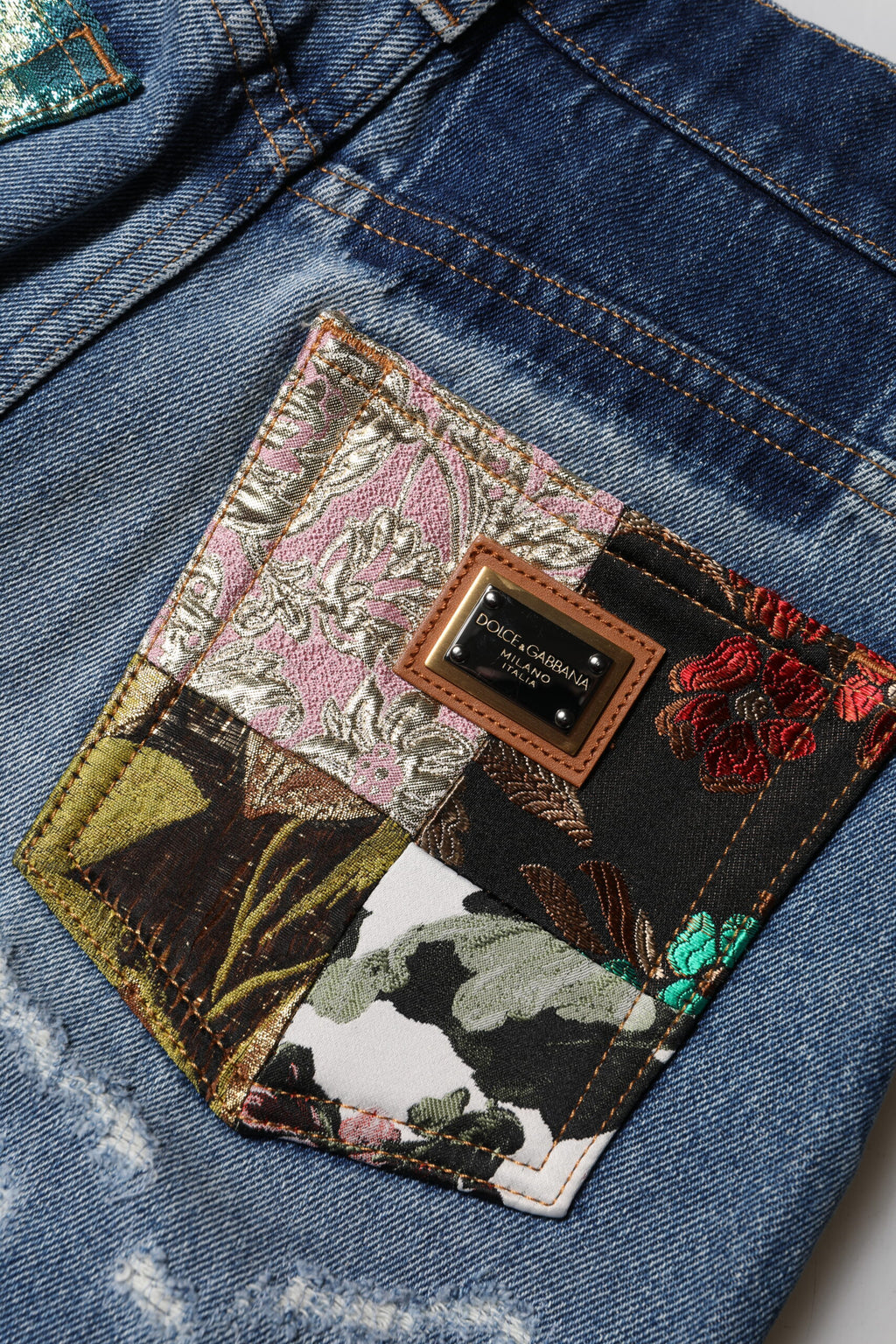 Jeans en jean déchiré à taille haute Dolce & Gabbana Blue AMBER, coupe tendance, détails usés et style décontracté.
