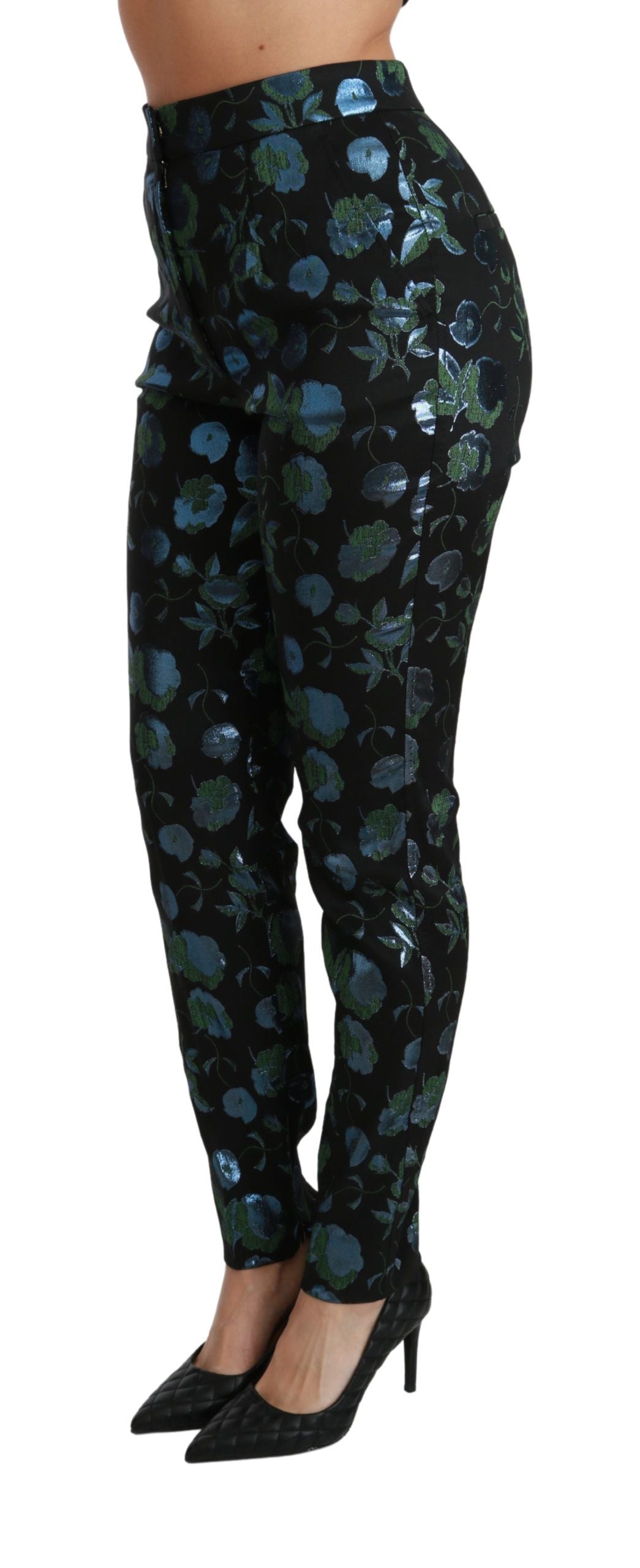 Pantalon slim métallique bleu vert à motifs floraux par Dolce & Gabbana, vue de face.