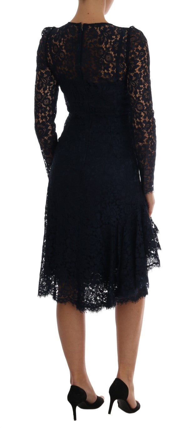 Robe trapèze en dentelle florale bleue Dolce & Gabbana Taormina, élégante et raffinée, portée avec finesse.